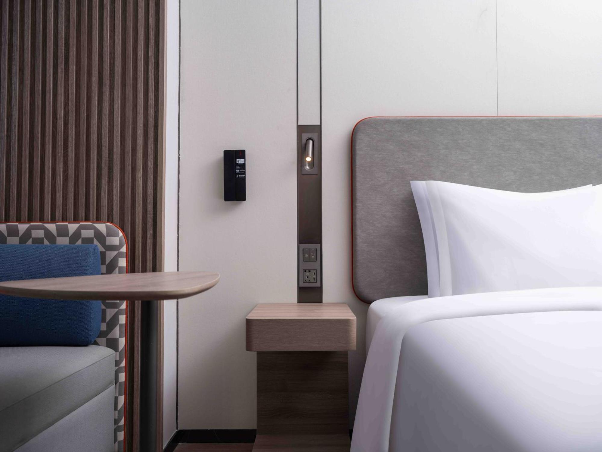 Hotel Express Hongqiao Linkong By Ihg 4*