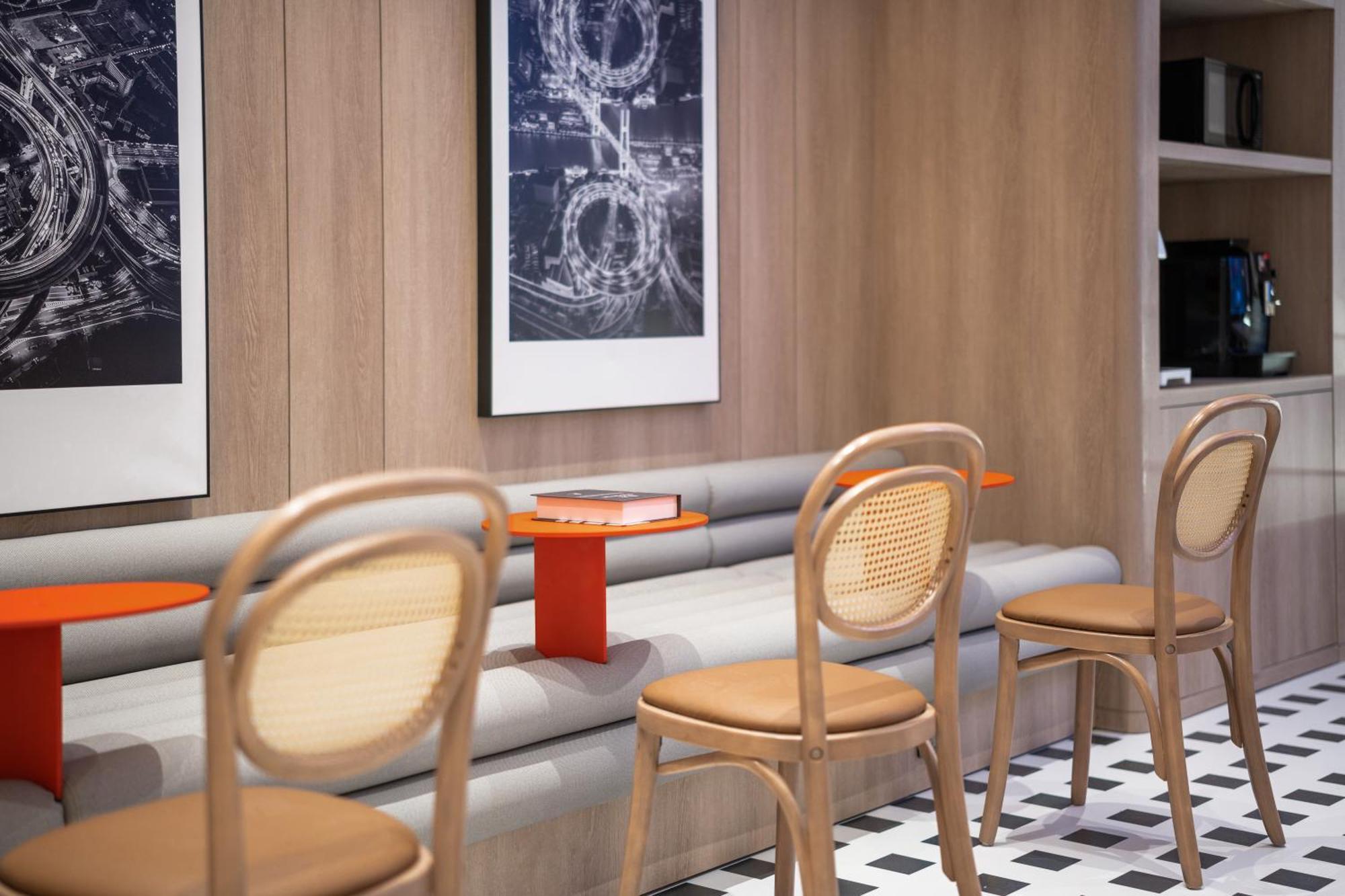 Hotel Express Hongqiao Linkong By Ihg 4*