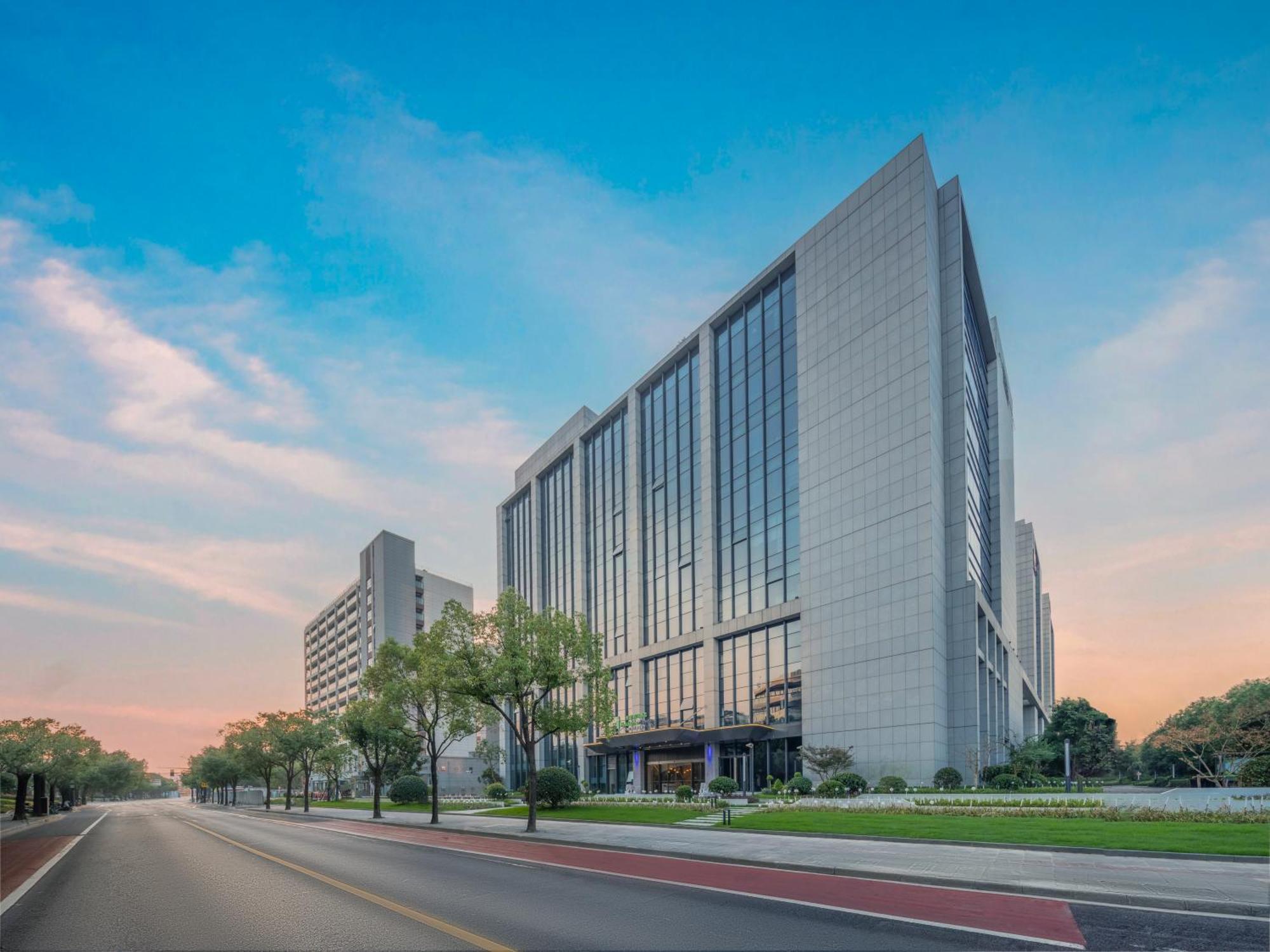 Hotel Express Hongqiao Linkong By Ihg 4*