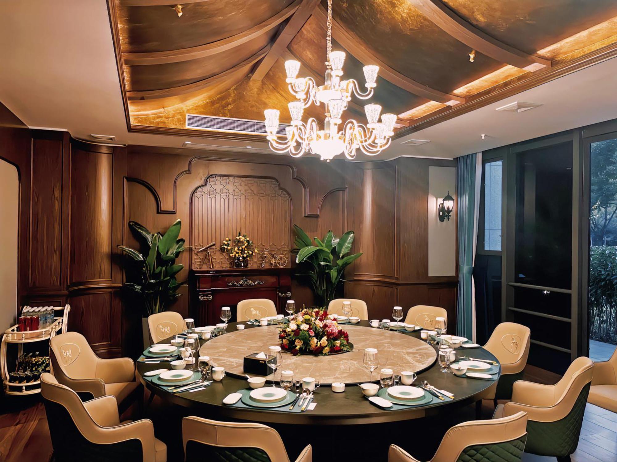 Express Hongqiao Linkong By Ihg Hotel 4*